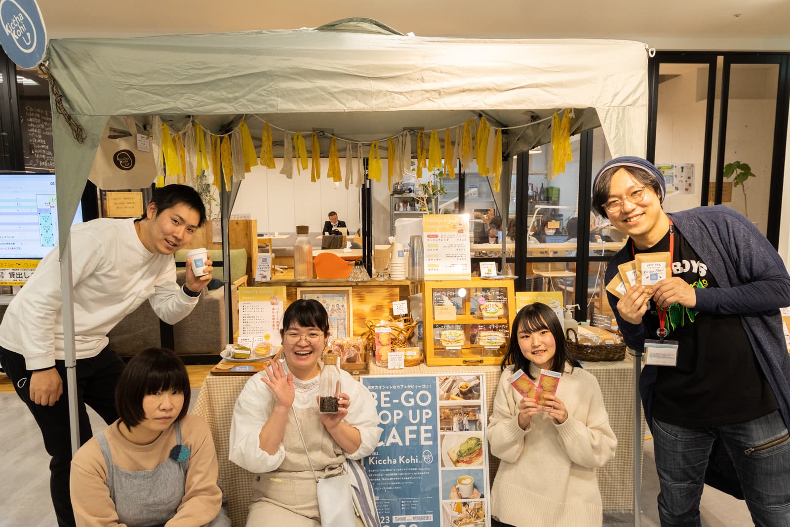 事務室では，店舗が金を募集して物を並べ，金を募集して客を迎える. 82e7e04324ff1587c38273903ea087