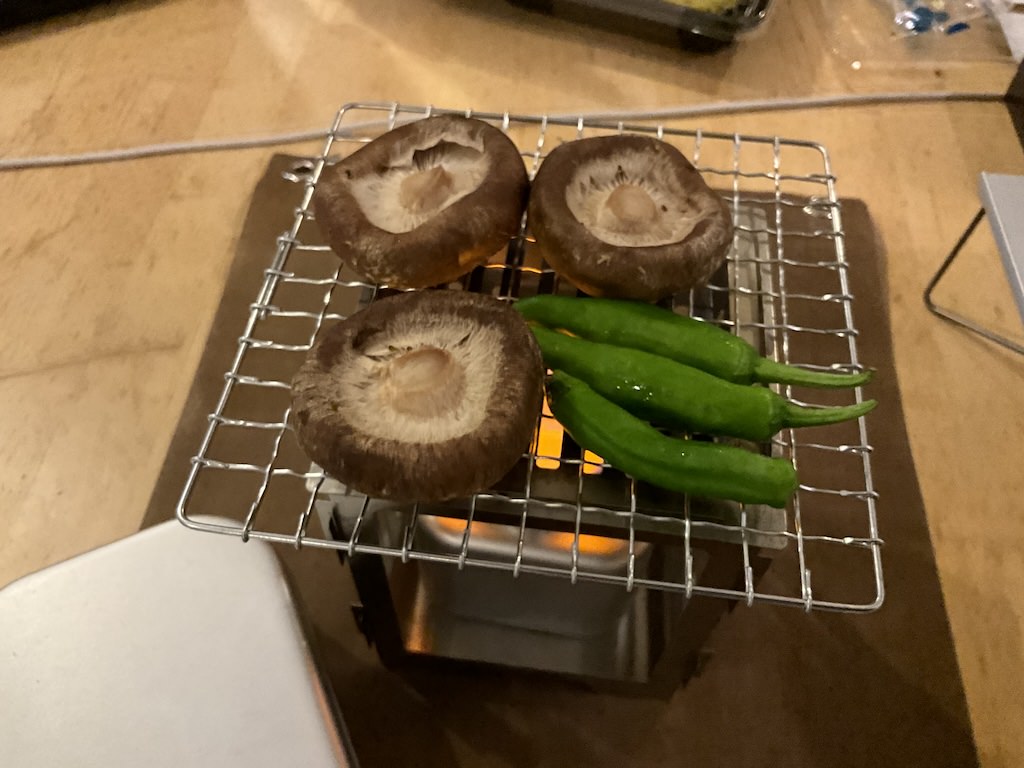 しいたけとししとうはコワーキングキャンプ飯部の鉄板の食材